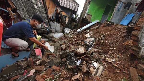 Ngeri! Rumah Warga di Banten Roboh Gegara Hujan-Angin Kencang