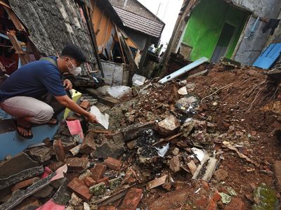 Ngeri! Rumah Warga di Banten Roboh Gegara Hujan-Angin Kencang