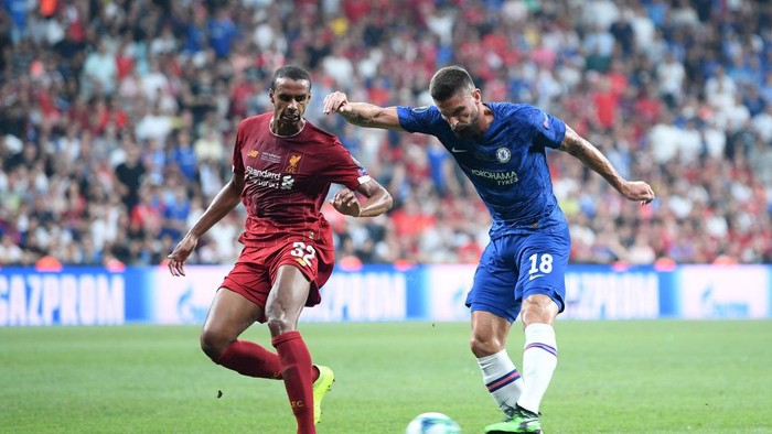 ISTANBUL, TURKEY - AUGUST 14: Olivier Giroud of Chelsea (R) shoots past Joel Matip of Liverpool during the UEFA Super Cup match between Liverpool and Chelsea at Vodafone Park on August 14, 2019 in Istanbul, Turkey. (Photo by Michael Regan/Getty Images)