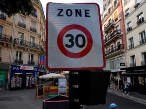 Paris Tarik Rem, Kecepatan Jalanan Dibatasi 30 Km/Jam