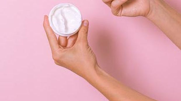 Pakai pelembap terlebih dahulu sebelum memulai dasar makeup.