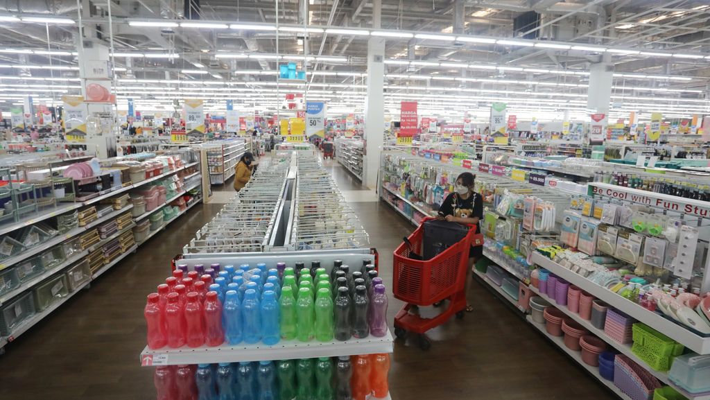 Pengunjung Wajib Menggunakan PeduliLindungi Saat Masuk Supermarket (CNBC Indonesia/Andrean Kristianto) Pengunjung Wajib Menggunakan PeduliLindungi Saat Masuk Supermarket (CNBC Indonesia/Andrean Kristianto)