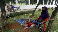 Tak Kenal Lelah Mencari Nafkah Sembari Asuk Anak di Jalanan Jakarta