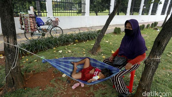Tak Kenal Lelah Mencari Nafkah Sembari Asuk Anak di Jalanan Jakarta