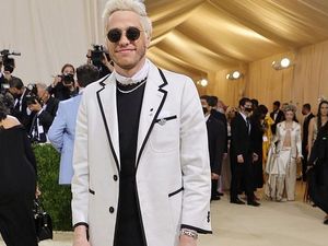 Penampilan Unik Pete Davidson Pakai Dress di Met Gala 2021