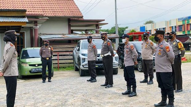 Ipda Nadya Ayu menjadi Kapolsek termuda di Riau. Wanita cantik berusia 23 tahun itu dipercaya menjadi Kapolsek Batang Gansal, Indragiri Hulu.