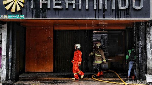 Potret Pemadam Jinakan Si Jago Merah di Ruko Glodok