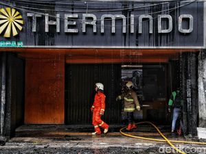 Potret Pemadam Jinakan Si Jago Merah di Ruko Glodok