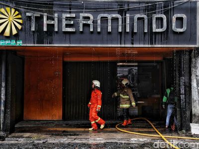 Potret Pemadam Jinakan Si Jago Merah di Ruko Glodok