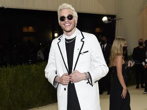 Makin Panas Saja, Pete Davidson Kini Labrak Kanye West Makin Panas Saja, Pete Davidson Kini Labrak Kanye West