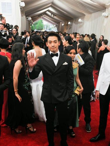 Penyanyi sekaligus aktor Rain yang tampil dalam Met Gala 2015