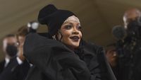 Rihanna Tetap Kece Pakai Beanie ke Met Gala 2021