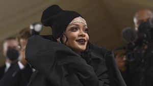 Rihanna Tetap Kece Pakai Beanie ke Met Gala 2021