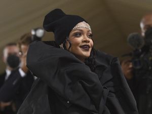 Rihanna Tetap Kece Pakai Beanie ke Met Gala 2021 Rihanna Tetap Kece Pakai Beanie ke Met Gala 2021