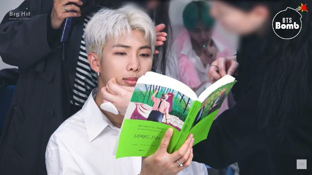 RM BTS Membaca Buku