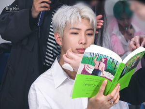 RM BTS Hobi Baca Buku, Ini Sederet Bacaannya RM BTS Hobi Baca Buku, Ini Sederet Bacaannya