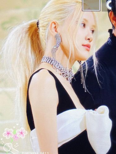 Debut Rose BLACKPINK di Met Gala Dalam Balutan Yves Saint Laurent