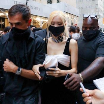 Debut Rose BLACKPINK di Met Gala Dalam Balutan Yves Saint Laurent