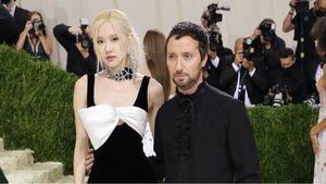 8 Potret Rose BLACKPINK di Met Gala 2021, Bertemu Gigi Hadid hingga Rihanna