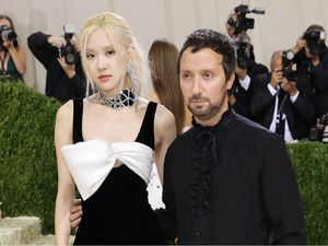 8 Potret Rose BLACKPINK di Met Gala 2021, Bertemu Gigi Hadid hingga Rihanna 8 Potret Rose BLACKPINK di Met Gala 2021, Bertemu Gigi Hadid hingga Rihanna