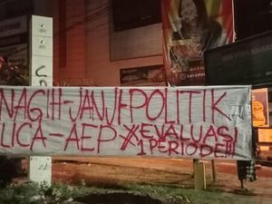 HUT Karawang, Mahasiswa Pasang Spanduk Tagih Janji Politik Cellica-Aep