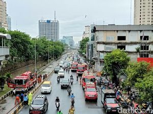 Kebakaran Ruko di Depan LTC Glodok Padam, Jl Gajah Mada Jakbar Padat