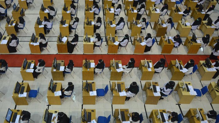TES SKD CPNS DENGAN PROKES KETAT DI ACEH Sejumlah peserta mengikuti tes Seleksi Kompetensi Dasar Calon Pegawai Negeri Sipil (SKD-CPNS) tahun 2021 dengan menerapkan protokol kesehatan secara ketat di Kantor Badan Pengembangan Sumber Daya Manusia (BPSDM), Banda Aceh, Aceh. Selasa (14/9/2021). Pemprov Aceh tahun 2021 membuka formasi PNS sebanyak 3.470 orang yang akan ditempatkan di sejumlah intansi kabupaten/kota, sedangkan jumlah peserta yang mengikuti tes CPNS sebanyak 57.684 orang. ANTARA FOTO/Ampelsa/aww.