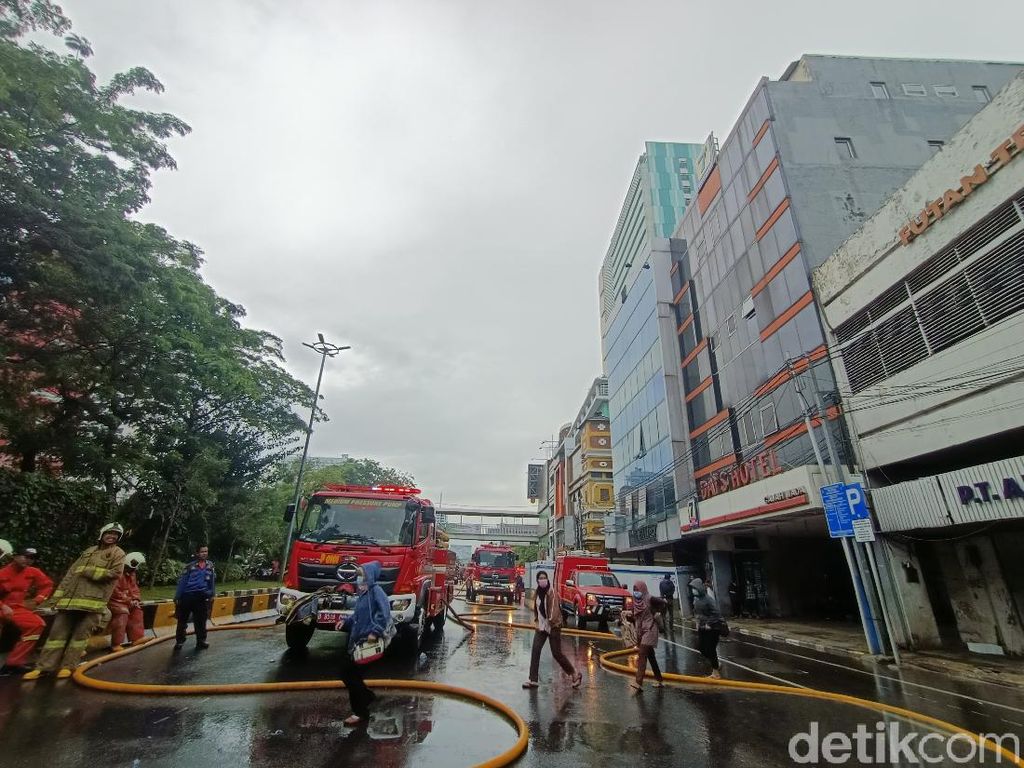 Ruko Depan LTC Glodok Jakbar Terbakar, Kepulan Asap Muncul di Lantai 3 Ruko Depan LTC Glodok Jakbar Terbakar, Kepulan Asap Muncul di Lantai 3