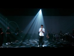 Tulus Meretas Batas Demi Rindu