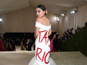 Foto: 7 Gaya Anggota DPR di MET Gala 2021, Picu Kontroversi