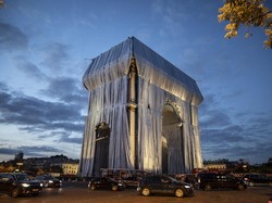 Wow, Arc de Triomphe Ditutupi Kain Perak Sebesar 25.000 Meter Persegi