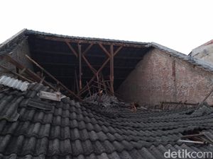 Hujan Deras Runtuhkan Atap Sebuah Rumah di Sidoarjo, 9 Orang Terluka