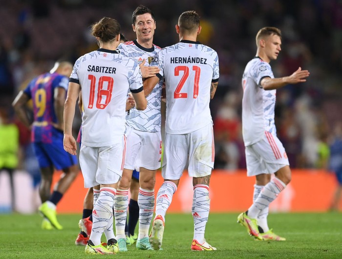 BARCELONA, SPAIN - SEPTEMBER 14: Robert Lewandowski, Lucas Hernandez and Marcel Sabitzer of Bayern Munich interact following the UEFA Champions League group E match between FC Barcelona and Bayern Muenchen at Camp Nou on September 14, 2021 in Barcelona, Spain. (Photo by David Ramos/Getty Images)