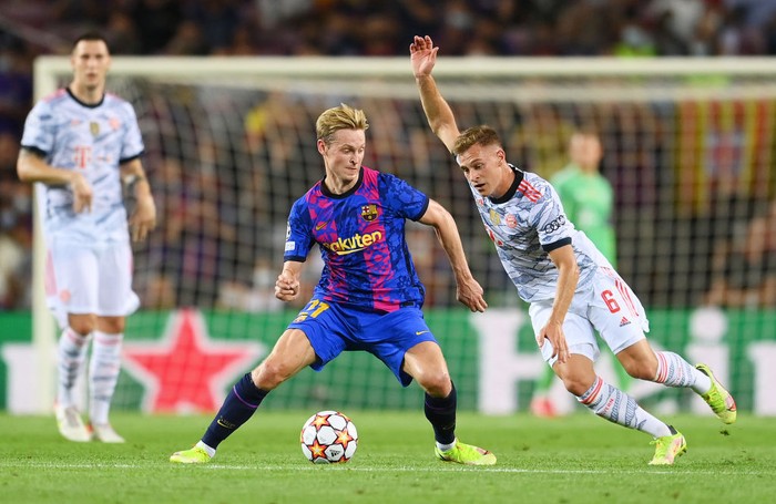 BARCELONA, SPAIN - SEPTEMBER 14: Frenkie de Jong of Barcelona is challenged by Joshua Kimmich of Bayern Munich during the UEFA Champions League group E match between FC Barcelona and Bayern Muenchen at Camp Nou on September 14, 2021 in Barcelona, Spain. (Photo by David Ramos/Getty Images)