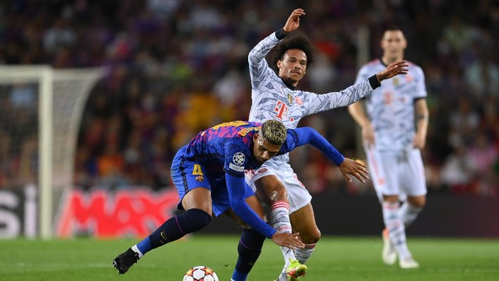 BARCELONA, SPAIN - SEPTEMBER 14: Ronald Araujo of Barcelona is challenged by Leroy Sane of Bayern Munich during the UEFA Champions League group E match between FC Barcelona and Bayern Muenchen at Camp Nou on September 14, 2021 in Barcelona, Spain. (Photo by David Ramos/Getty Images)