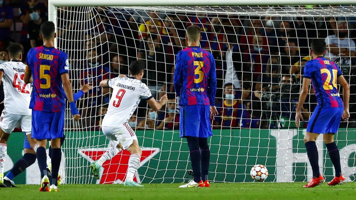 Pemain Barcelona melihat gawangnya dibobol Bayern Munich. (Foto: Joan Monfort/AP)
