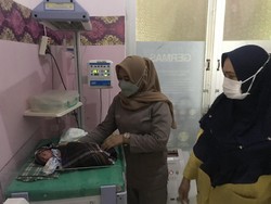 Bayi Laki-laki Ditemukan di Atas Selokan Makassar, Ari-ari Masih Menempel