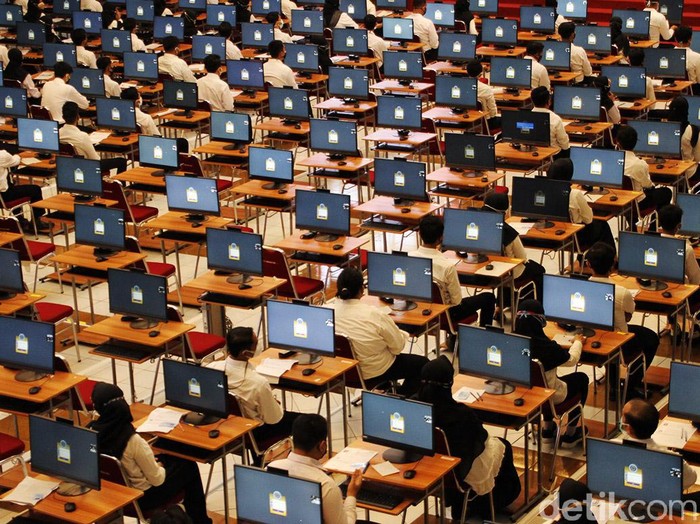 Begini Suasana Tes Calon ASN dan PPPK di UNS Ratusan calon pegawai melaksanakan Computer Assisted Test (CAT) untuk seleksi kompetensi dasar sebagai calon aparatur sipil negara dan calon Pegawai Pemerintah dengan Perjanjian Kerja (CPPPK) tahun 2021 di Auditorium G.H.P Haryo Mataram Universitas Sebelas Maret, Solo, Jawa Tengah, Rabu (15/9).