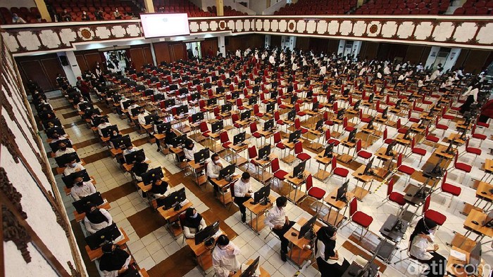 Begini Suasana Tes Calon ASN dan PPPK di UNS Ratusan calon pegawai melaksanakan Computer Assisted Test (CAT) untuk seleksi kompetensi dasar sebagai calon aparatur sipil negara dan calon Pegawai Pemerintah dengan Perjanjian Kerja (CPPPK) tahun 2021 di Auditorium G.H.P Haryo Mataram Universitas Sebelas Maret, Solo, Jawa Tengah, Rabu (15/9).