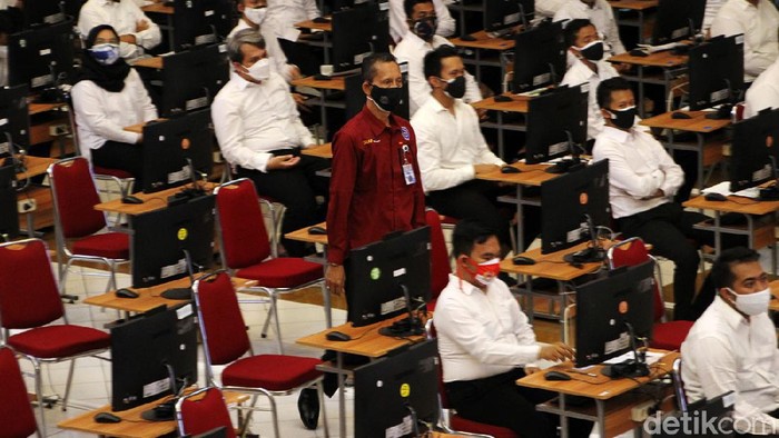 Begini Suasana Tes Calon ASN dan PPPK di UNS Ratusan calon pegawai melaksanakan Computer Assisted Test (CAT) untuk seleksi kompetensi dasar sebagai calon aparatur sipil negara dan calon Pegawai Pemerintah dengan Perjanjian Kerja (CPPPK) tahun 2021 di Auditorium G.H.P Haryo Mataram Universitas Sebelas Maret, Solo, Jawa Tengah, Rabu (15/9).