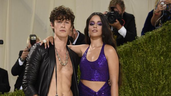 7 Potret Gaya Camila Cabello dan Shawn Mendes di MET Gala, Serasi Banget!