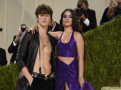 7 Potret Gaya Camila Cabello dan Shawn Mendes di MET Gala, Serasi Banget!