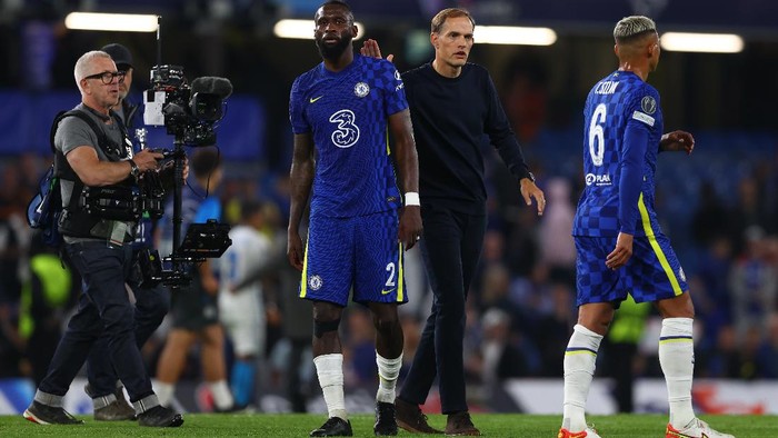 LONDON, ENGLAND - SEPTEMBER 14: Thomas Tuchel, Manager of Chelsea interacts with Antonio Ruediger of Chelsea following the UEFA Champions League group H match between Chelsea FC and Zenit St. Petersburg at Stamford Bridge on September 14, 2021 in London, England. (Photo by Clive Rose/Getty Images)