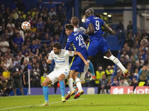 Chelsea's Romelu Lukaku heads the ball to score his side's first goal during the Champions League Group H soccer match between Chelsea and Zenit St Petersburg at Stamford Bridge stadium in London Tuesday, Sept. 14, 2021. (AP Photo/Kirsty Wigglesworth)