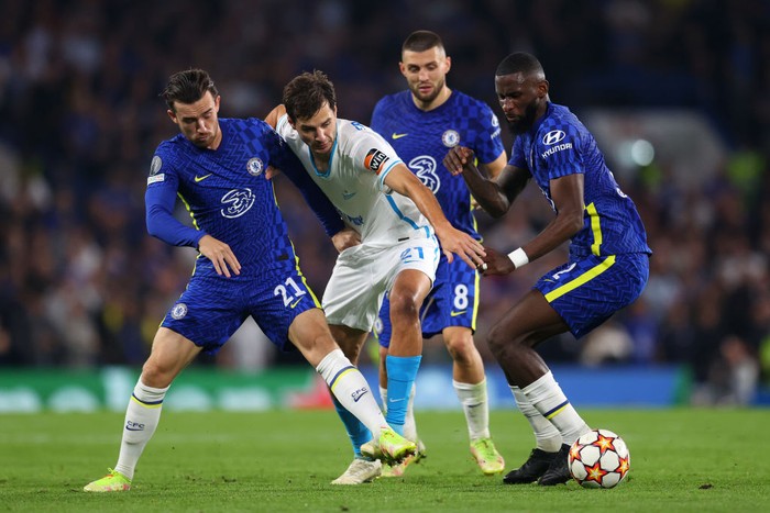 LONDON, ENGLAND - SEPTEMBER 14: Aleksandr Erokhin of Zenit St. Petersburg is challenged by Ben Chilwell and Antonio Rudiger of Chelsea during the UEFA Champions League group H match between Chelsea FC and Zenit St. Petersburg at Stamford Bridge on September 14, 2021 in London, England. (Photo by Catherine Ivill/Getty Images)