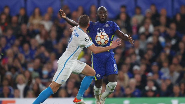 LONDON, ENGLAND - SEPTEMBER 14: Romelu Lukaku of Chelsea is challenged by Dmitri Chistyakov of Zenit St. Petersburg during the UEFA Champions League group H match between Chelsea FC and Zenit St. Petersburg at Stamford Bridge on September 14, 2021 in London, England. (Photo by Catherine Ivill/Getty Images)