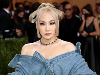 Gaya CL Pakai Underwear di MET Gala Tuai Pro Kontra, Disebut Pakai Popok