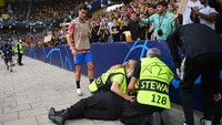Ada steward yang KO kena bola nyasar. Ada laporan bahwa Ronaldo-lah yang menyepak bola itu. (Foto: Getty Images/Matthias Hangst)