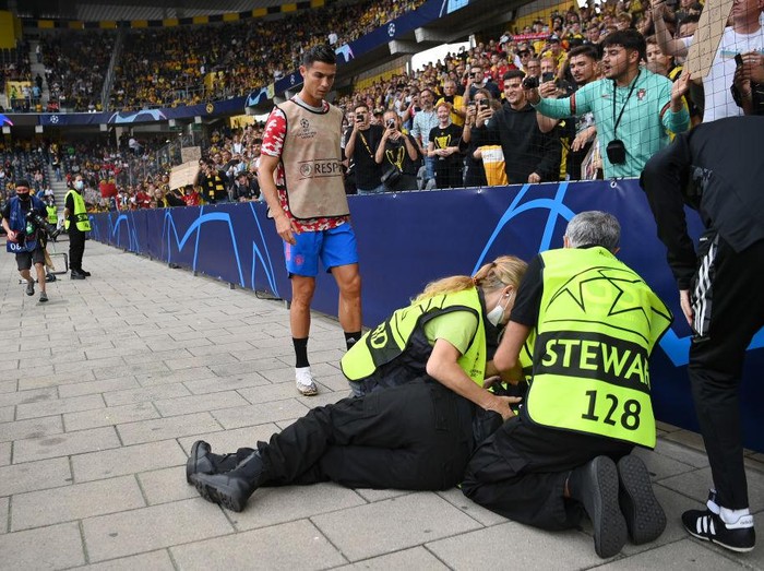 BERN, SWITZERLAND - SEPTEMBER 14: A security guard lies injured after a shot taken from Cristiano Ronaldo of Manchester United during the warm up makes contact with him during the UEFA Champions League group F match between BSC Young Boys and Manchester United at Stadion Wankdorf on September 14, 2021 in Bern, Switzerland. (Photo by Matthias Hangst/Getty Images)
