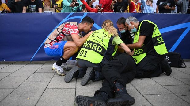 BERN, SWITZERLAND - SEPTEMBER 14: A security guard lies injured after a shot taken from Cristiano Ronaldo of Manchester United during the warm up makes contact with him during the UEFA Champions League group F match between BSC Young Boys and Manchester United at Stadion Wankdorf on September 14, 2021 in Bern, Switzerland. (Photo by Matthias Hangst/Getty Images)